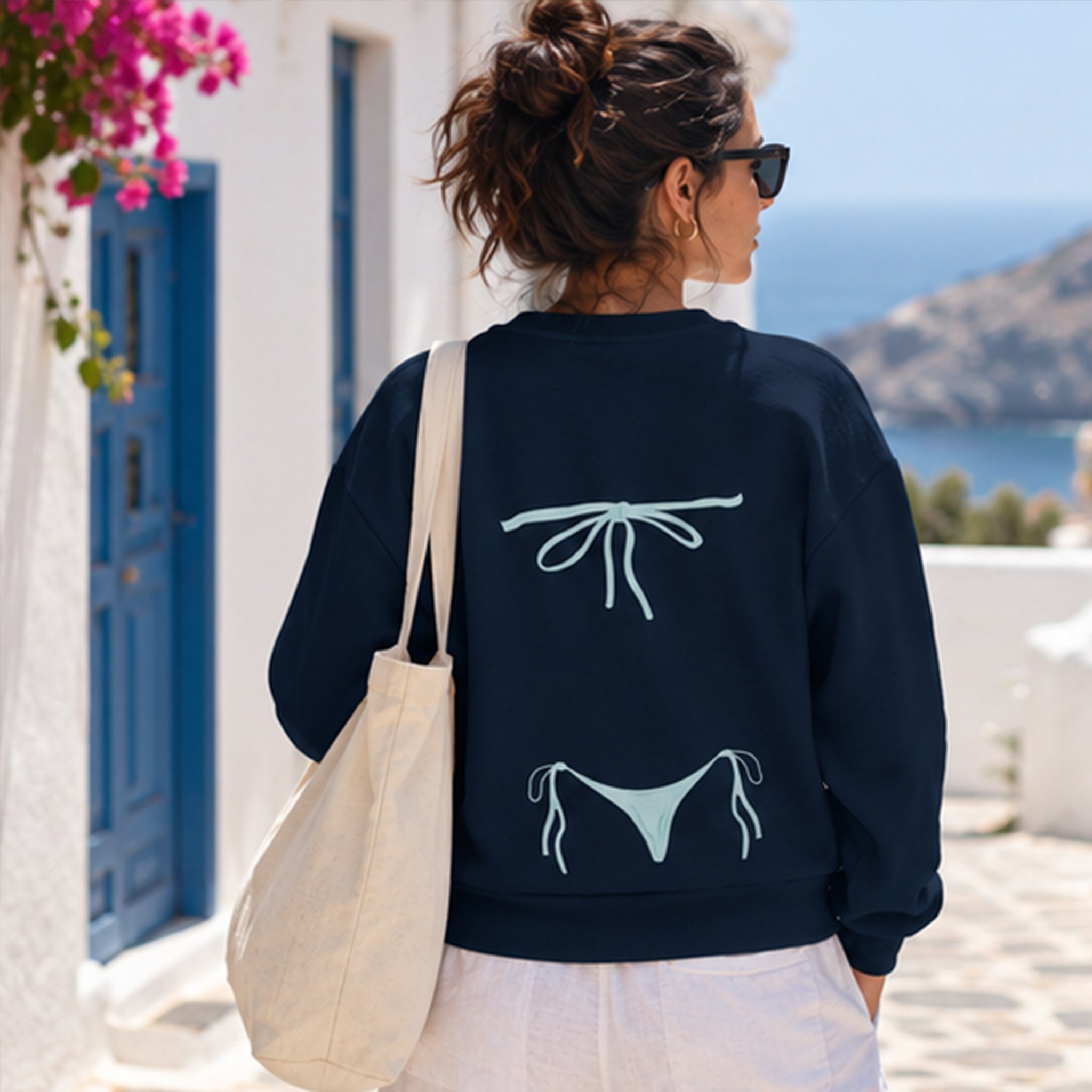Blue Bikini Oversize Sweatshirt – Lacivert – model üzerinde arka görünüm