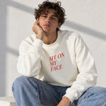 Sit On My Face Oversize Sweatshirt – Beyaz – model üzerinde ön görünüm