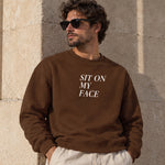 Sit On My Face Oversize Sweatshirt – Kahverengi – model üzerinde ön görünüm