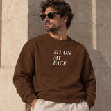 Sit On My Face Oversize Sweatshirt – Kahverengi – model üzerinde ön görünüm