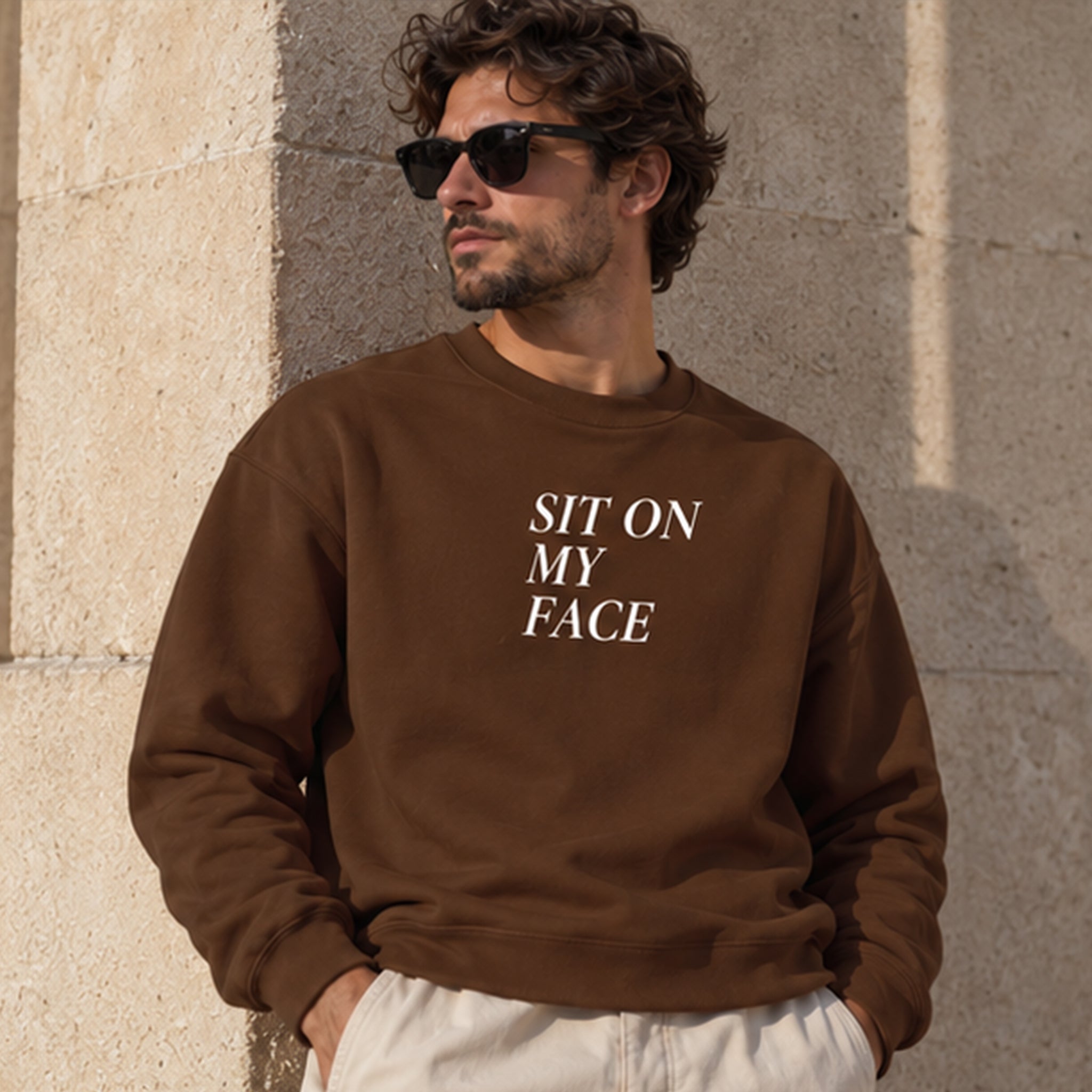 Sit On My Face Oversize Sweatshirt – Kahverengi – model üzerinde ön görünüm