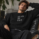 Sit On My Face Oversize Sweatshirt – Siyah – model üzerinde ön görünüm