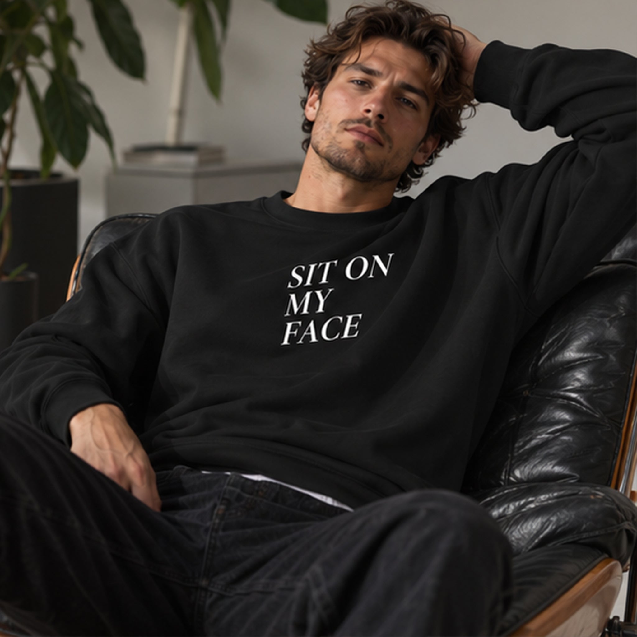 Sit On My Face Oversize Sweatshirt – Siyah – model üzerinde ön görünüm