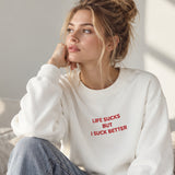 Life Sucks Oversize Sweatshirt – Beyaz – model üzerinde ön görünüm