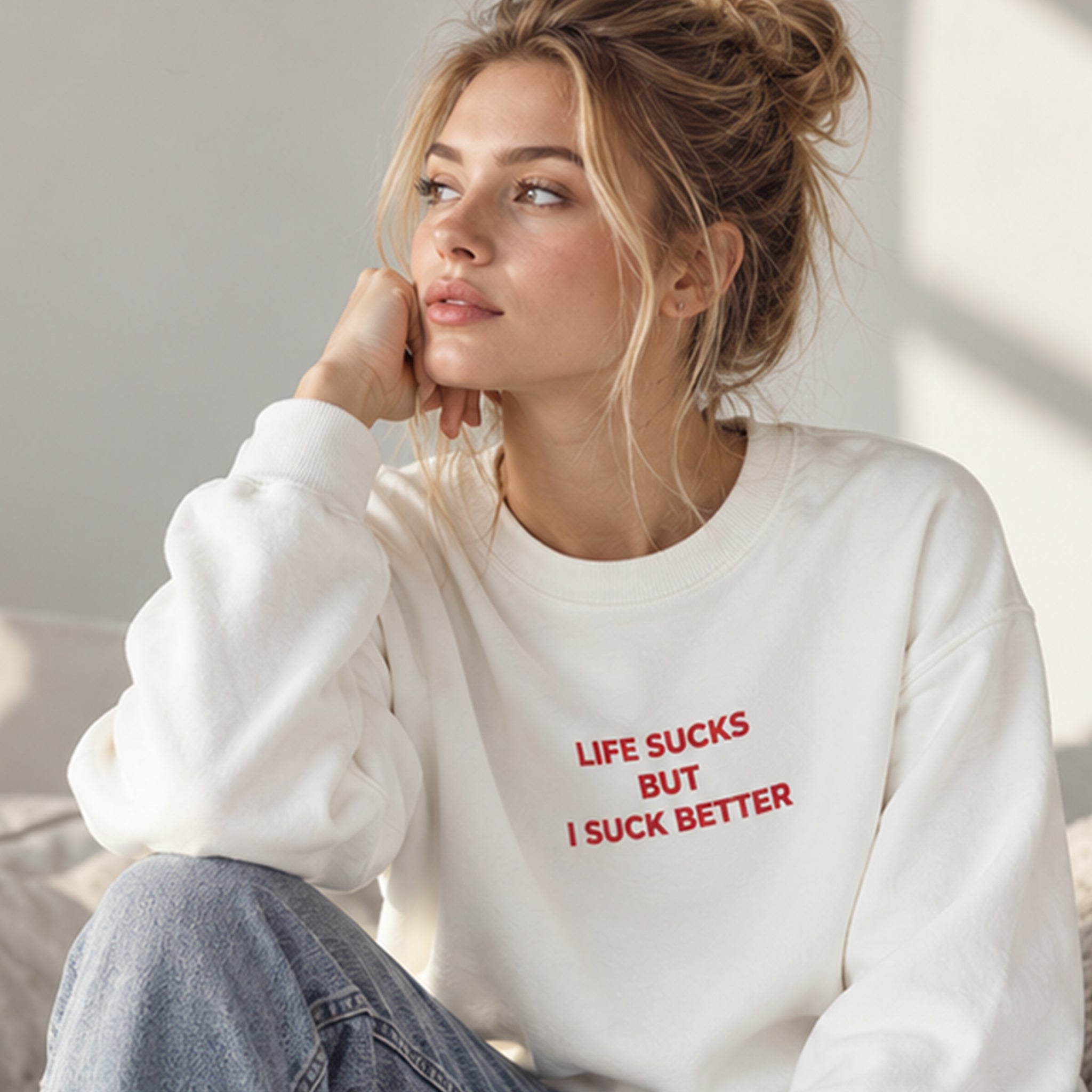 Life Sucks Oversize Sweatshirt – Beyaz – model üzerinde ön görünüm