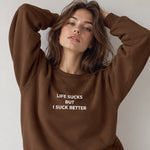 Life Sucks Oversize Sweatshirt – Kahverengi – model üzerinde ön görünüm