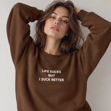 Life Sucks Oversize Sweatshirt – Kahverengi – model üzerinde ön görünüm