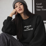 Life Sucks Oversize Sweatshirt – Siyah – model üzerinde ön görünüm