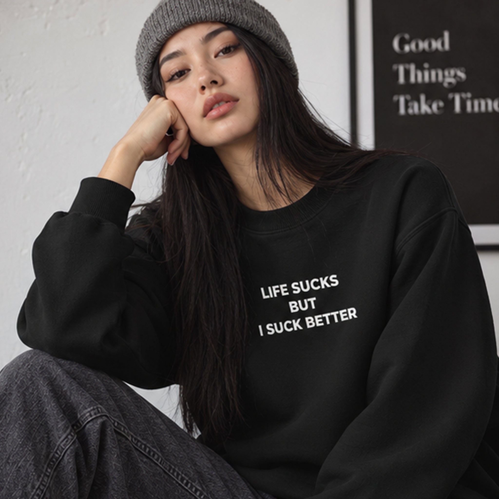 Life Sucks Oversize Sweatshirt – Siyah – model üzerinde ön görünüm