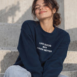 Life Sucks Oversize Sweatshirt – Lacivert – model üzerinde ön görünüm