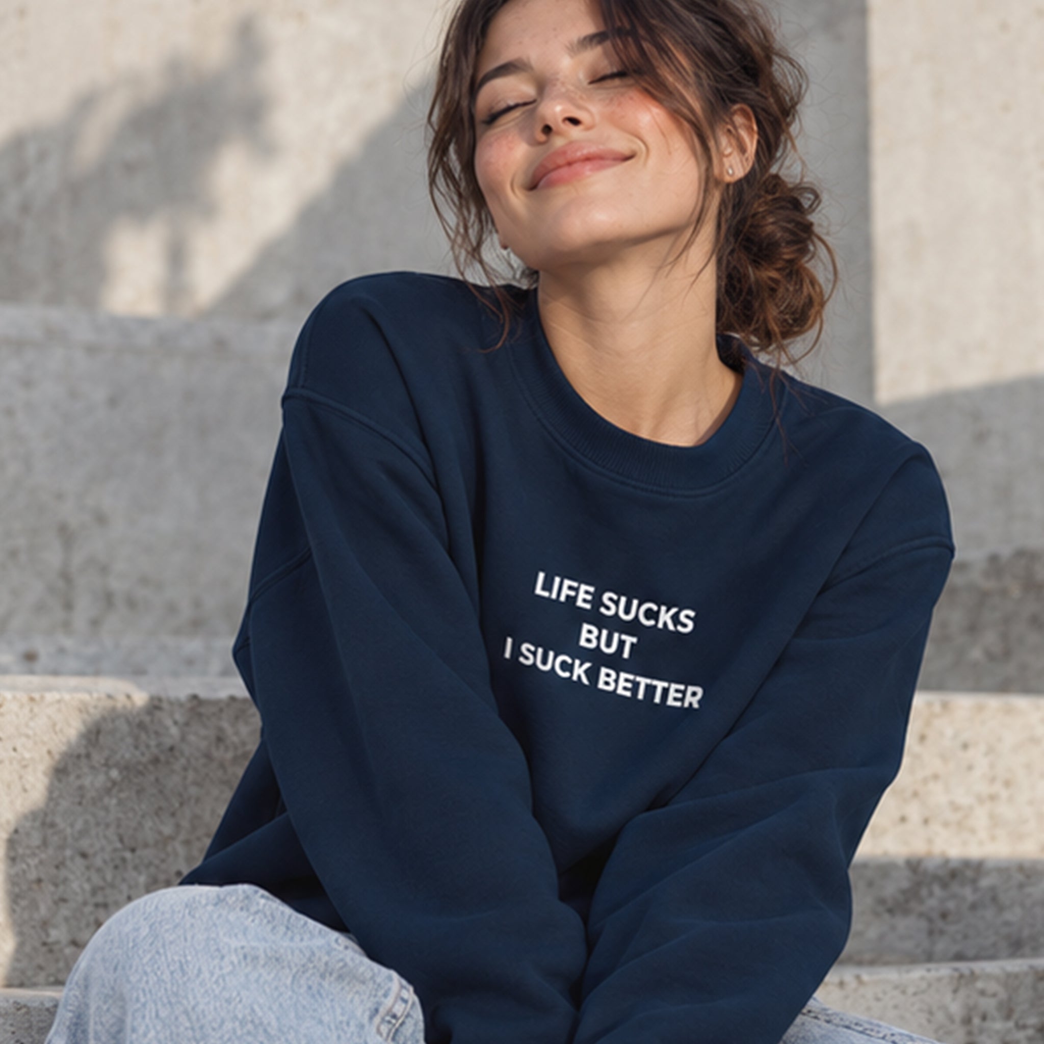 Life Sucks Oversize Sweatshirt – Lacivert – model üzerinde ön görünüm