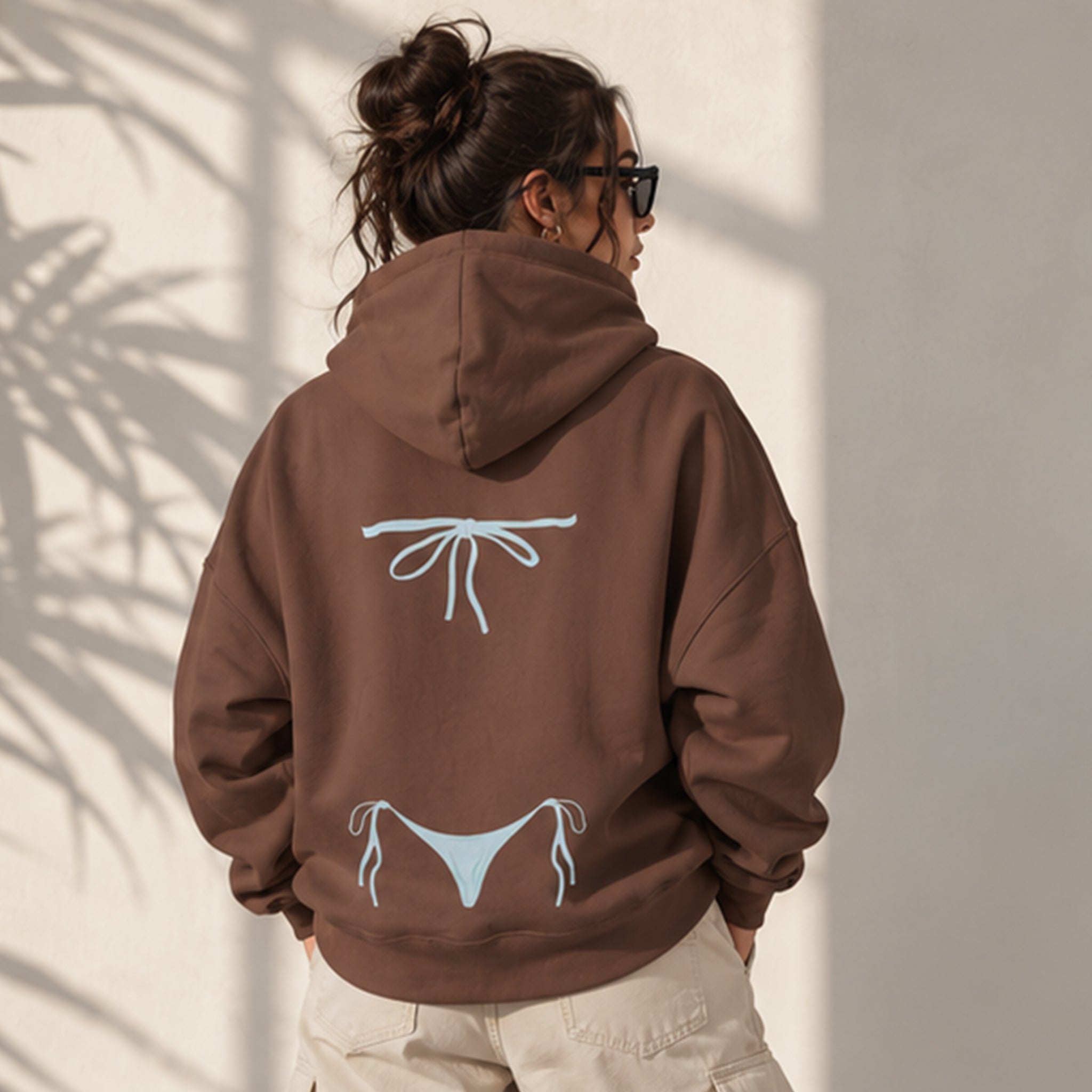 Blue Bikini Oversize Hoodie – Kahverengi – model üzerinde arka görünüm