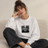 No Requests Oversize Sweatshirt – Beyaz – model üzerinde ön görünüm
