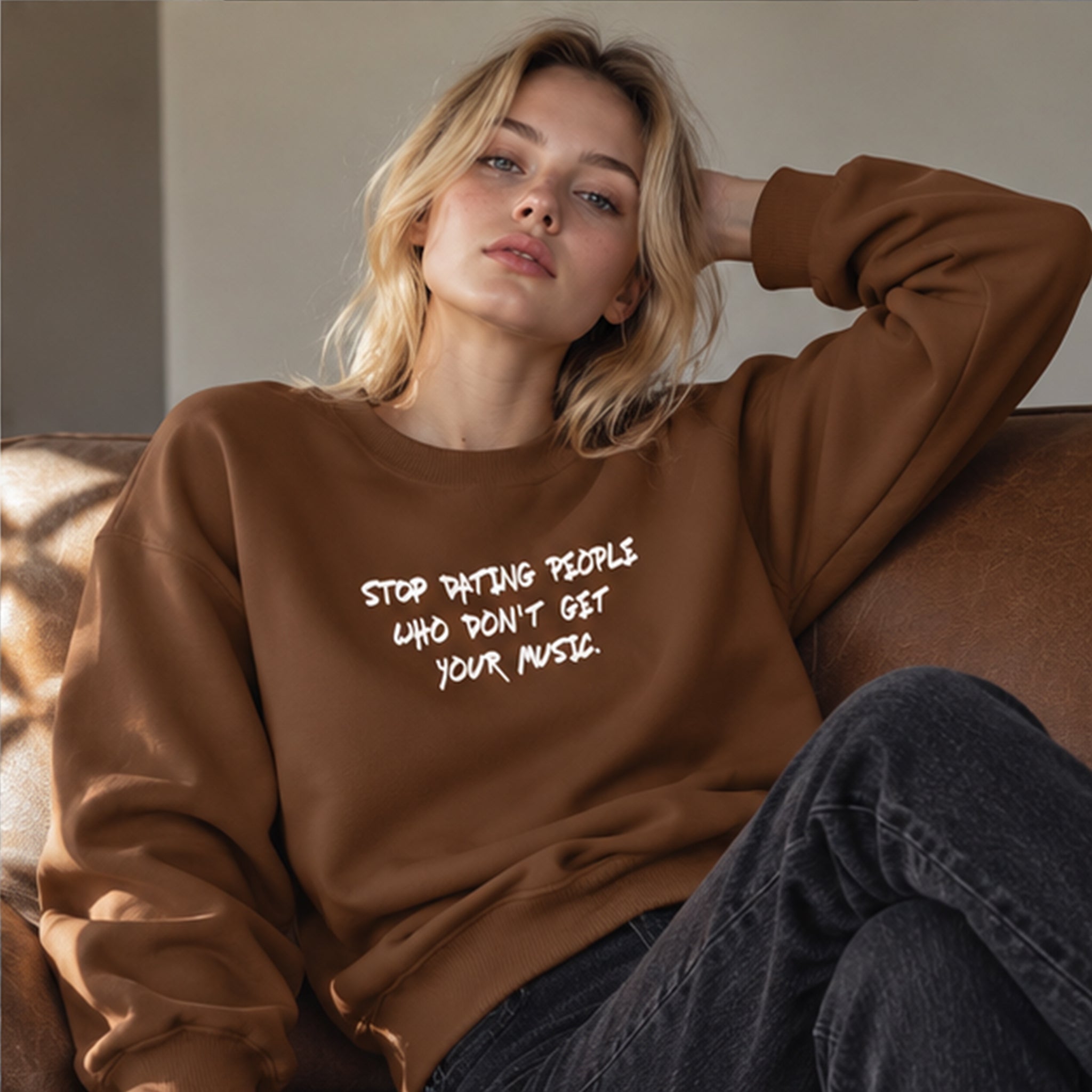 Stop Dating Oversize Sweatshirt – Kahverengi – model üzerinde ön görünüm