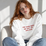 Stop Dating Oversize Sweatshirt – Beyaz – model üzerinde ön görünüm