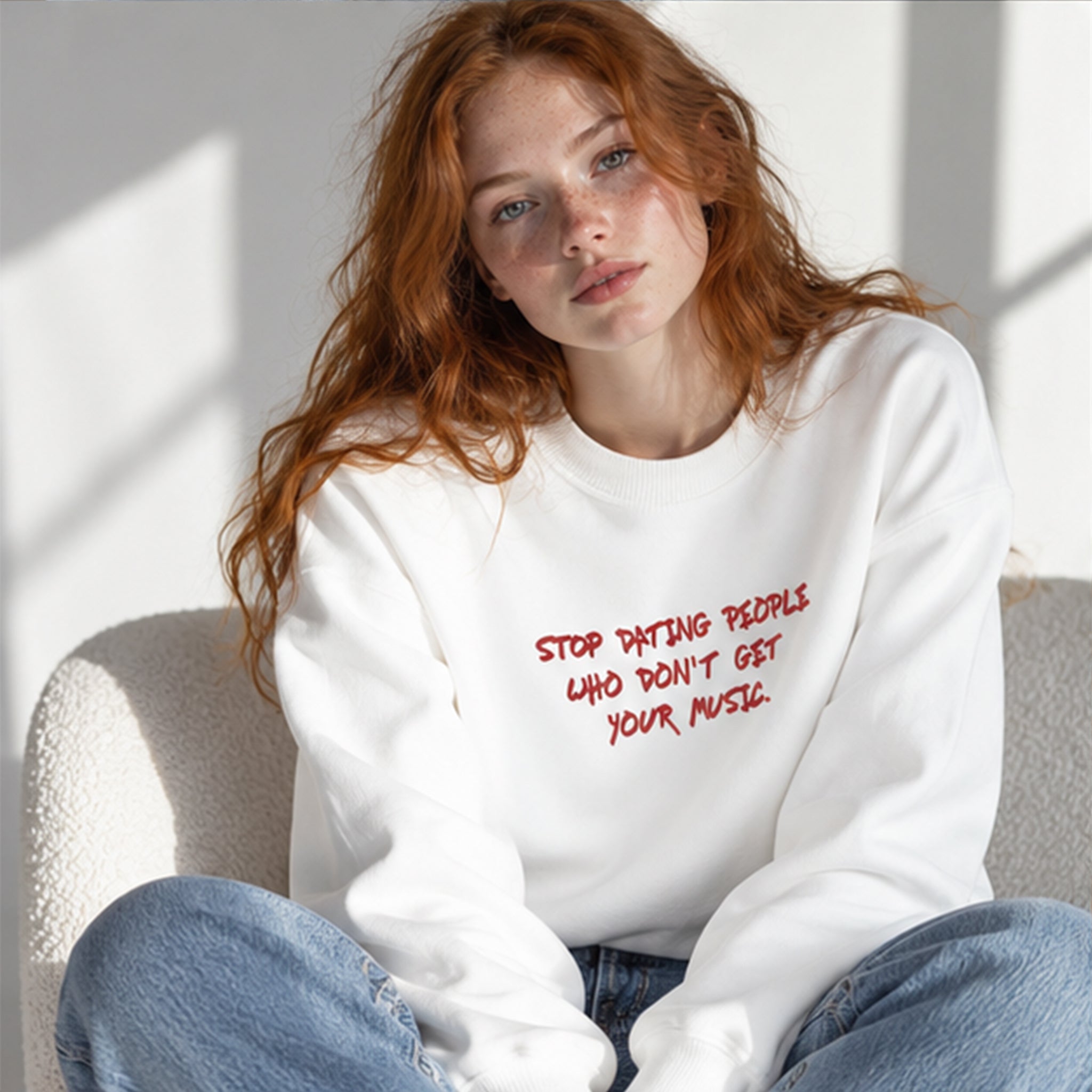 Stop Dating Oversize Sweatshirt – Beyaz – model üzerinde ön görünüm
