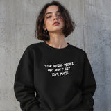 Stop Dating Oversize Sweatshirt – Siyah – model üzerinde ön görünüm