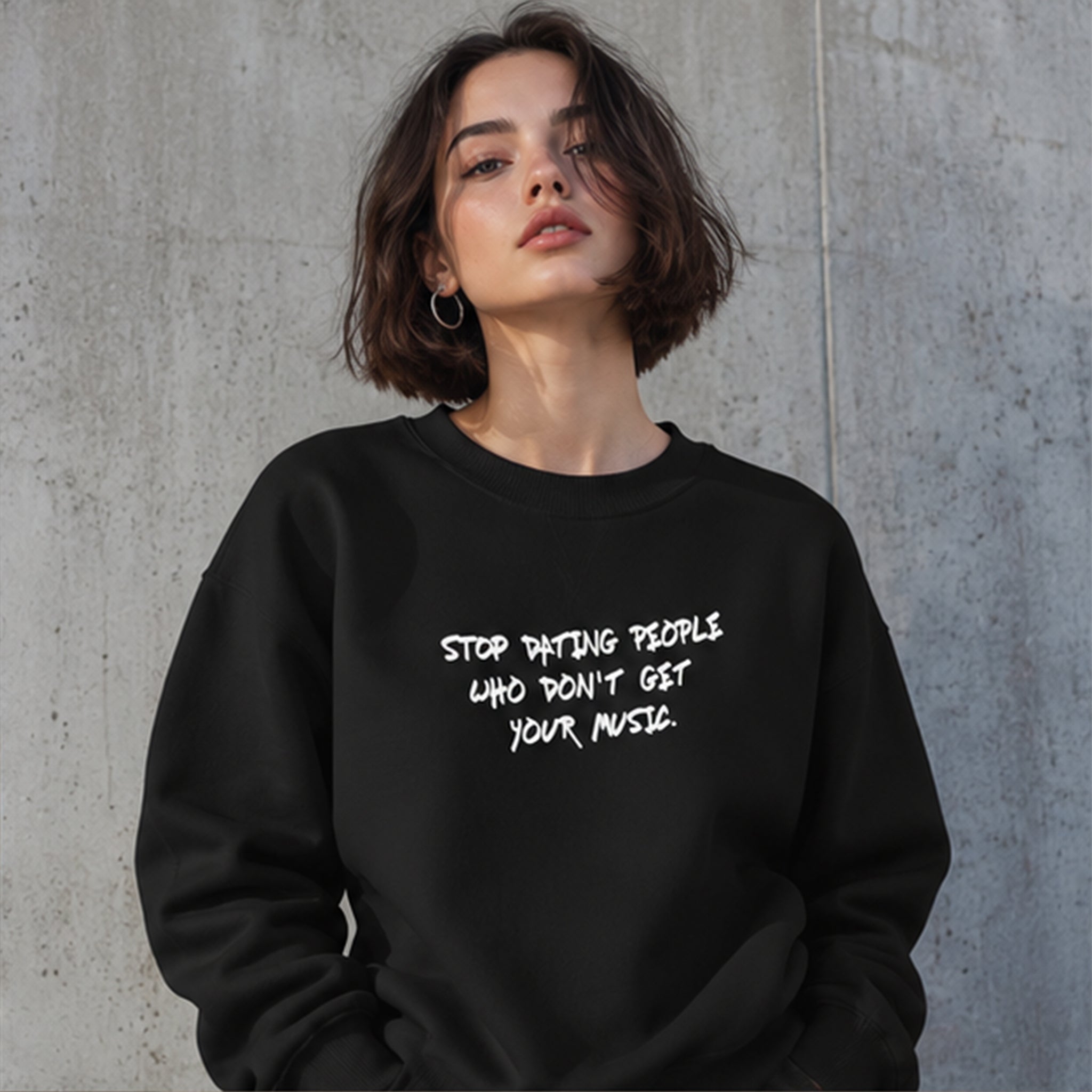 Stop Dating Oversize Sweatshirt – Siyah – model üzerinde ön görünüm