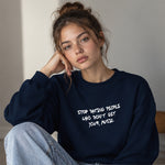 Stop Dating Oversize Sweatshirt – Lacivert – model üzerinde ön görünüm