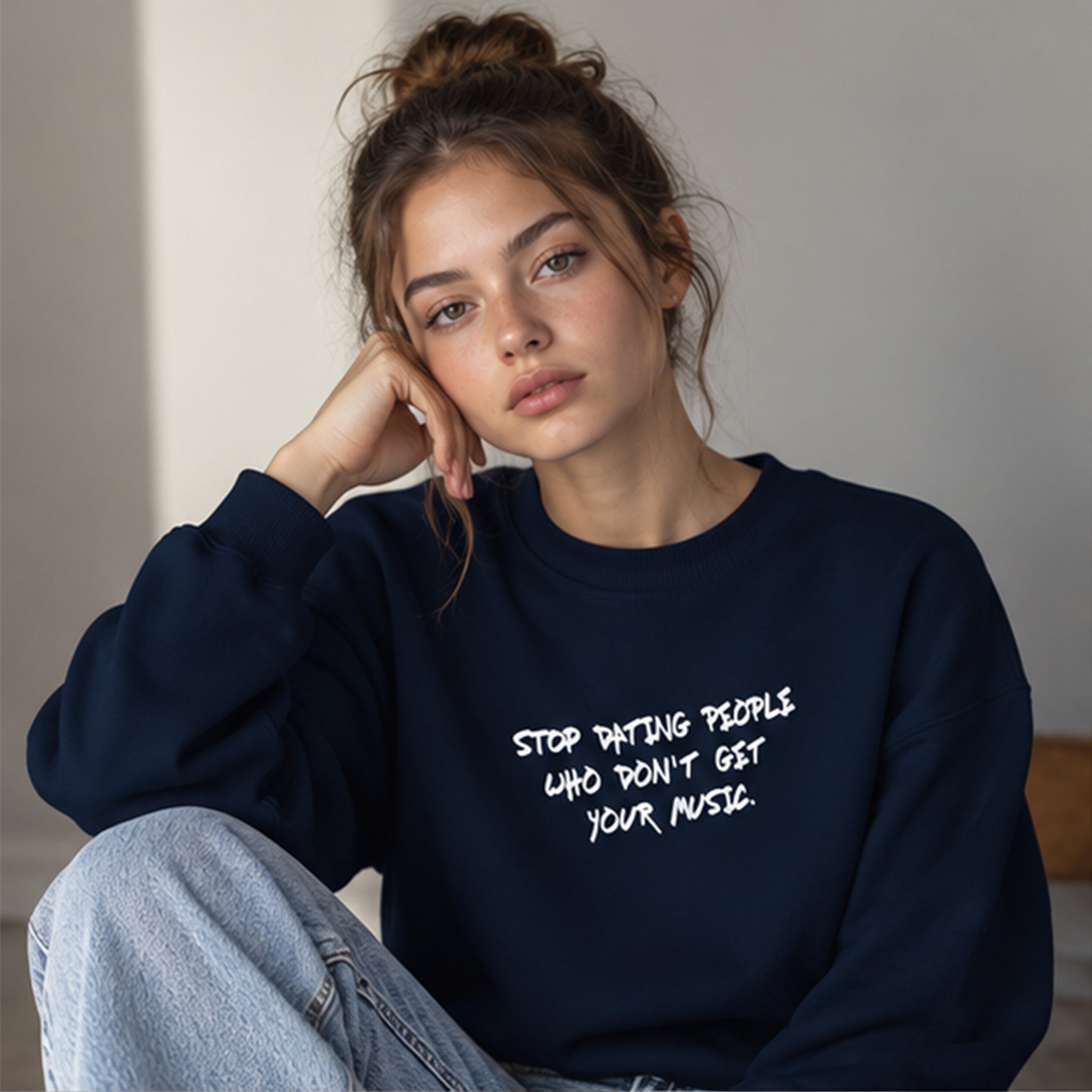 Stop Dating Oversize Sweatshirt – Lacivert – model üzerinde ön görünüm
