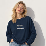 Toxic Queen Oversize Sweatshirt – Lacivert – model üzerinde ön görünüm