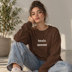 Toxic Queen Oversize Sweatshirt – Kahverengi – model üzerinde ön görünüm