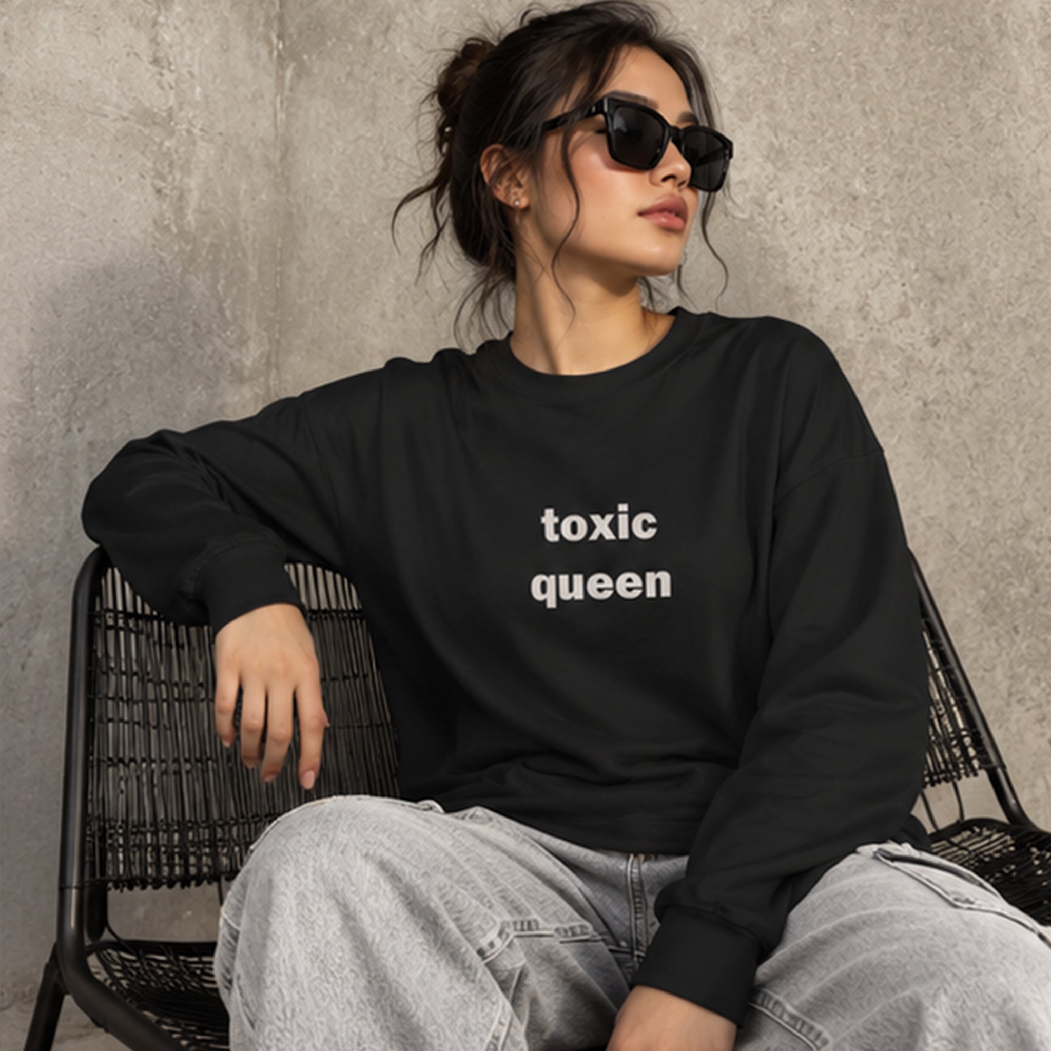 Toxic Queen Oversize Sweatshirt – Siyah – model üzerinde ön görünüm