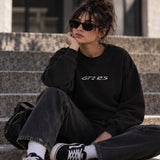 What The Fuck Is Tesla Oversize Sweatshirt – Siyah – model üzerinde ön görünüm