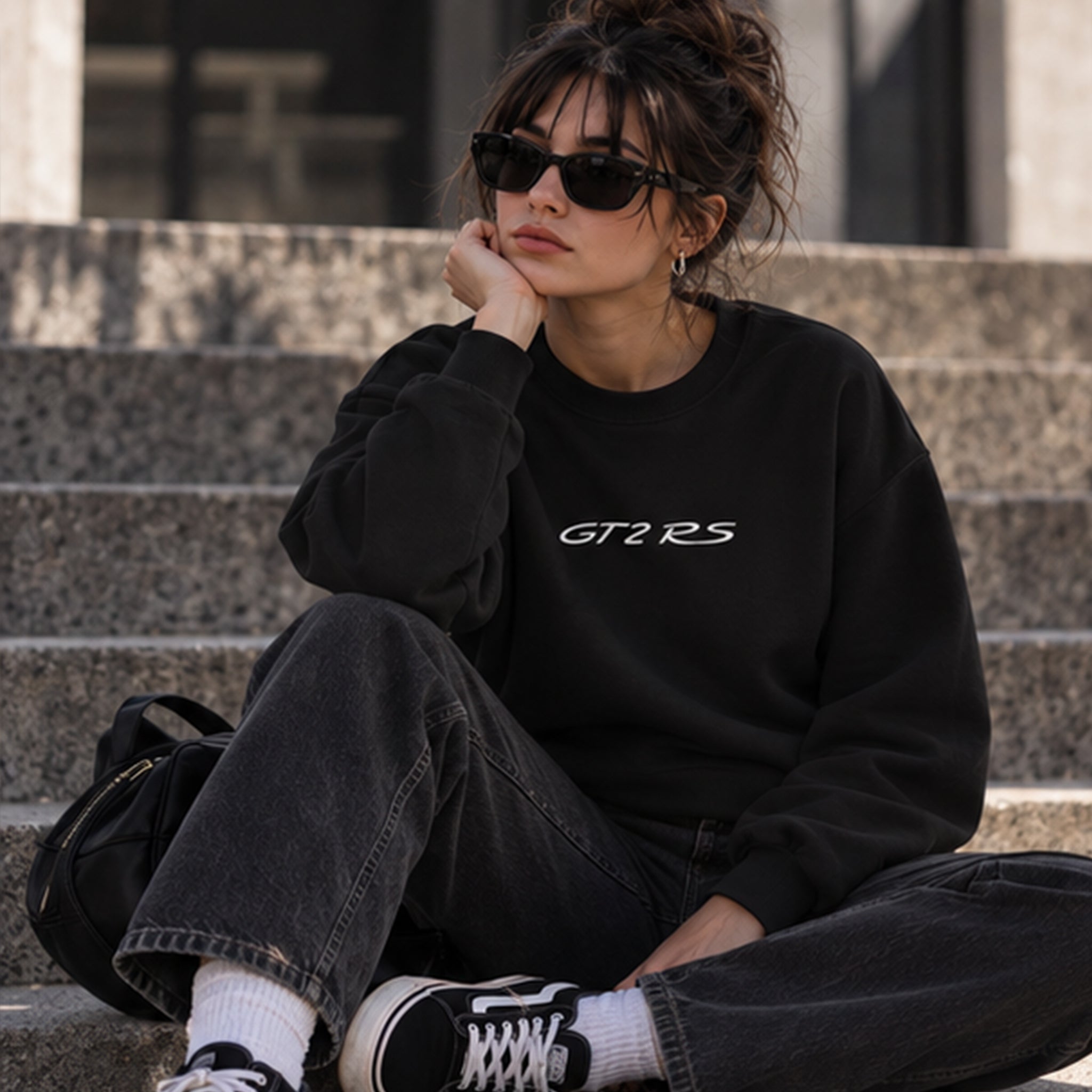 What The Fuck Is Tesla Oversize Sweatshirt – Siyah – model üzerinde ön görünüm