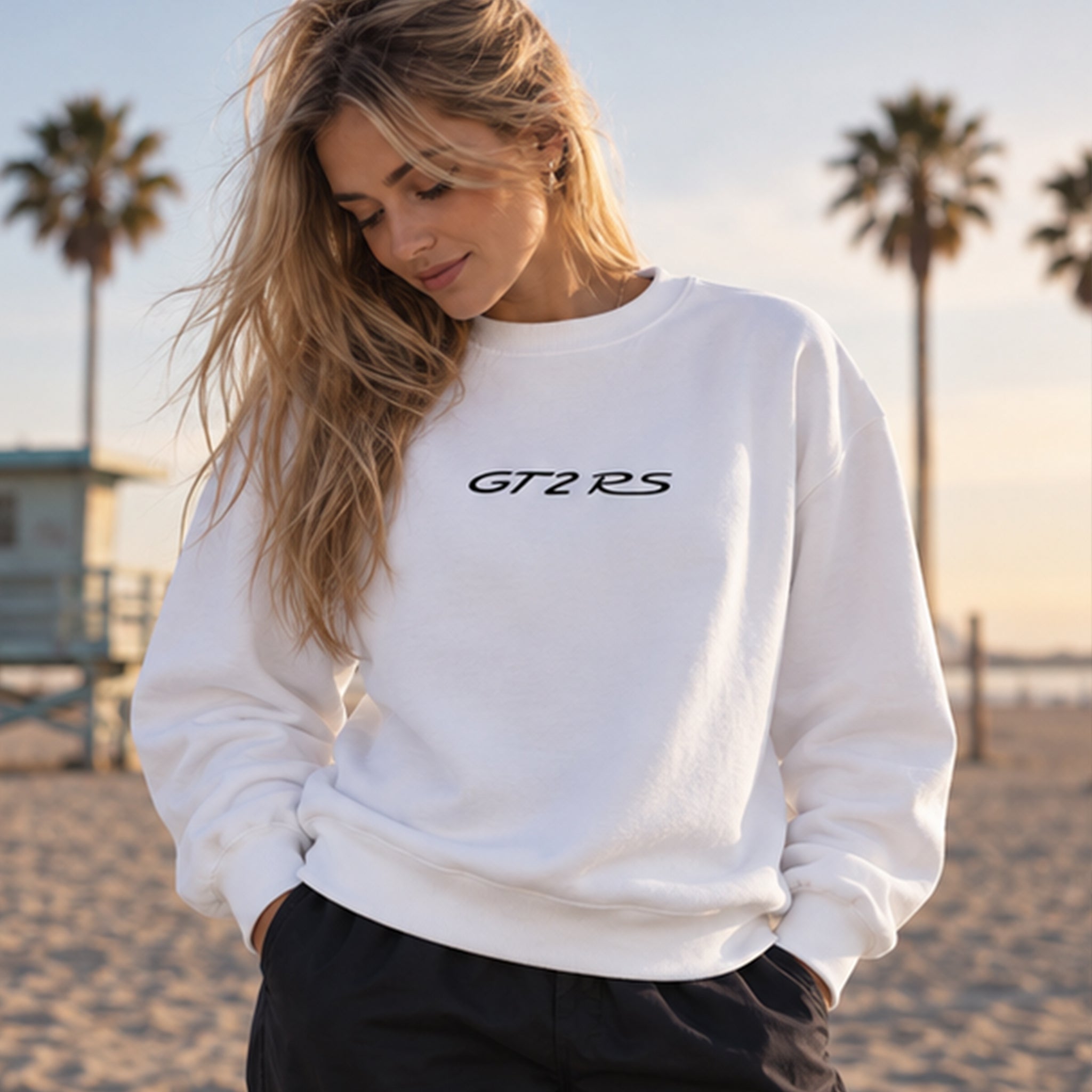What The Fuck Is Tesla Oversize Sweatshirt – Beyaz – model üzerinde ön görünüm