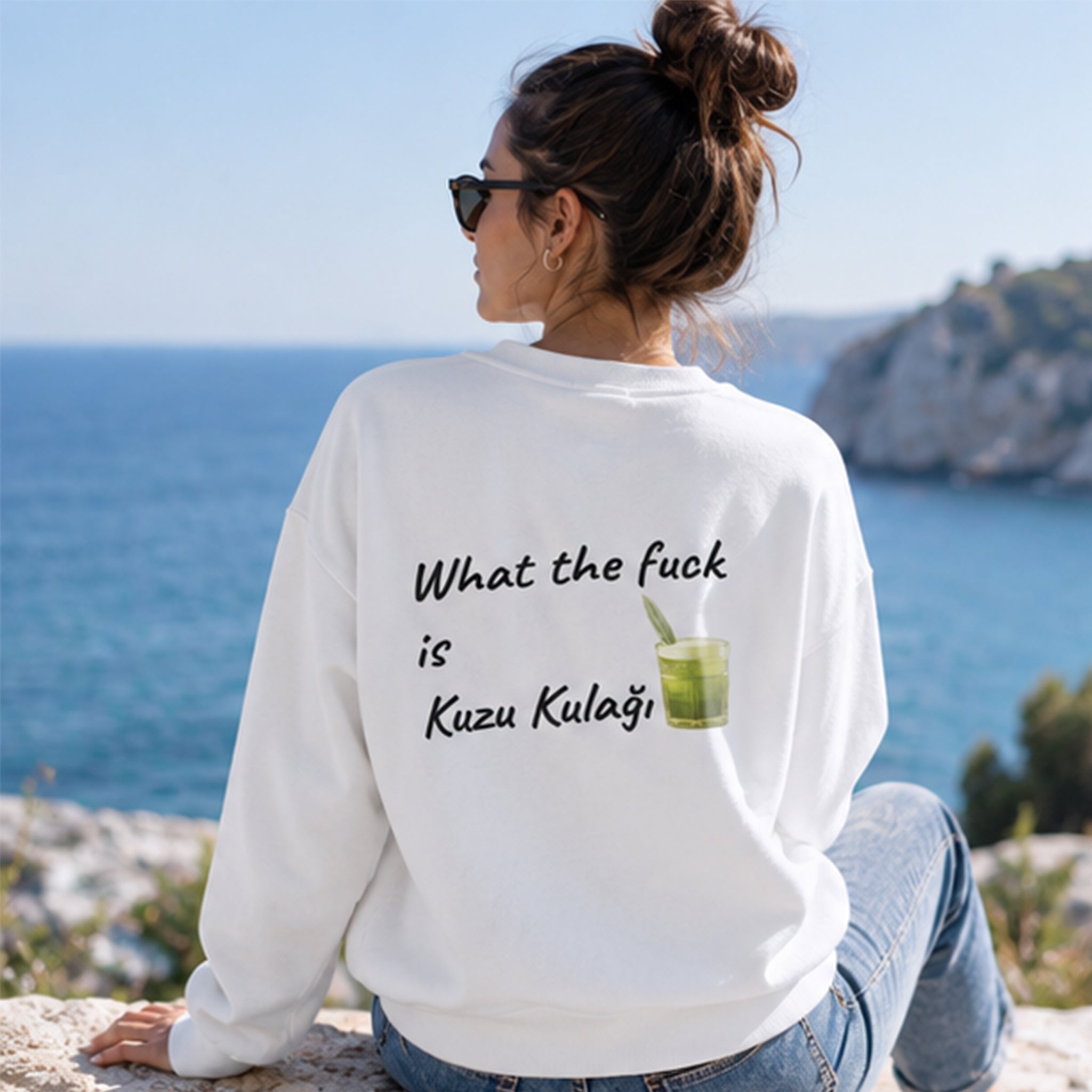 What The Fuck Is Kuzu Kulağı Oversize Sweatshirt – Beyaz – model üzerinde arka görünüm
