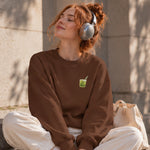 What The Fuck Is Kuzu Kulağı Oversize Sweatshirt – Kahverengi – model üzerinde ön görünüm