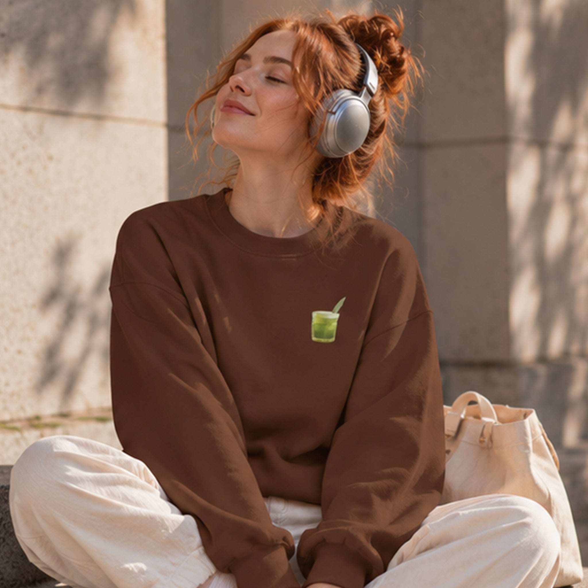 What The Fuck Is Kuzu Kulağı Oversize Sweatshirt – Kahverengi – model üzerinde ön görünüm