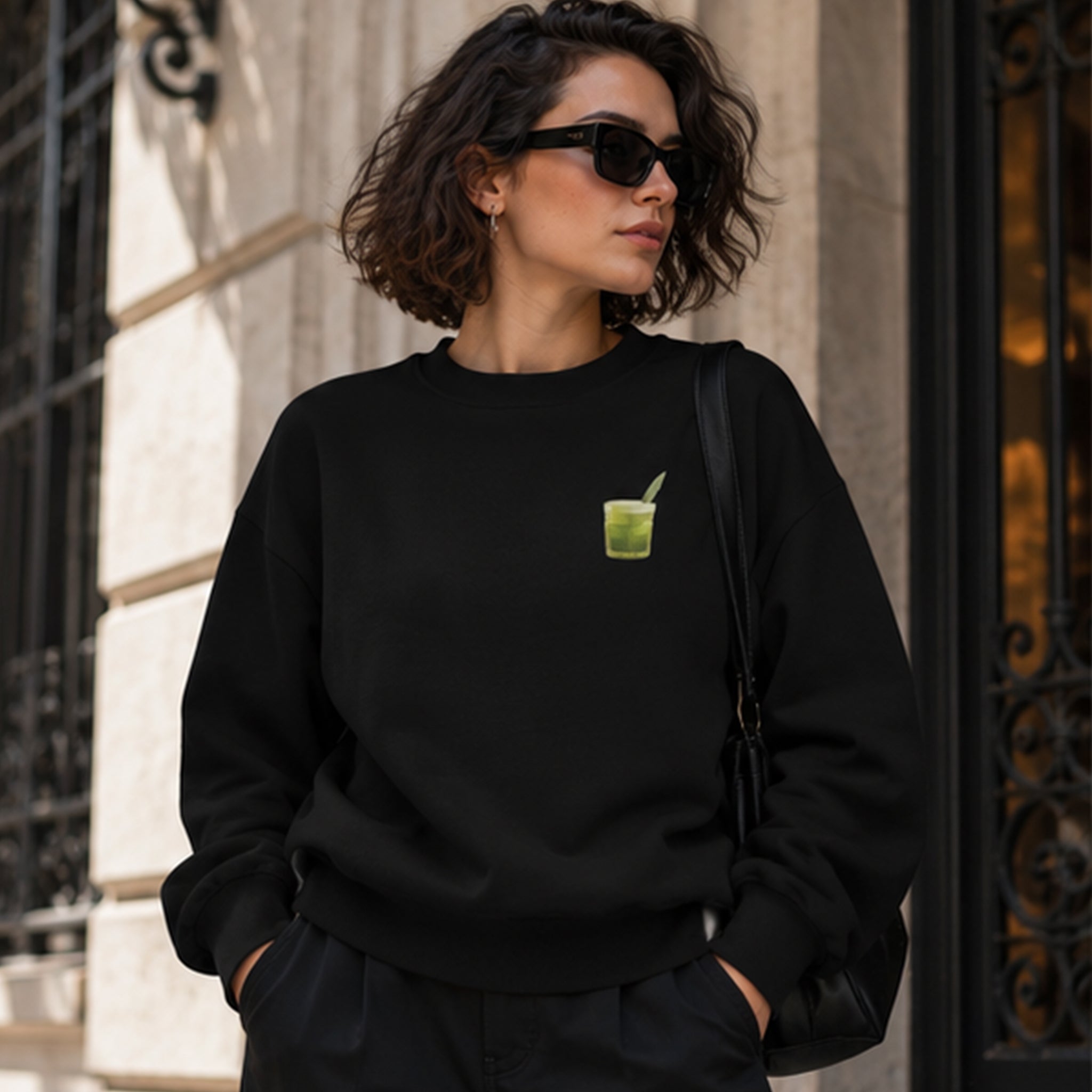What The Fuck Is Kuzu Kulağı Oversize Sweatshirt – Siyah – model üzerinde ön görünüm