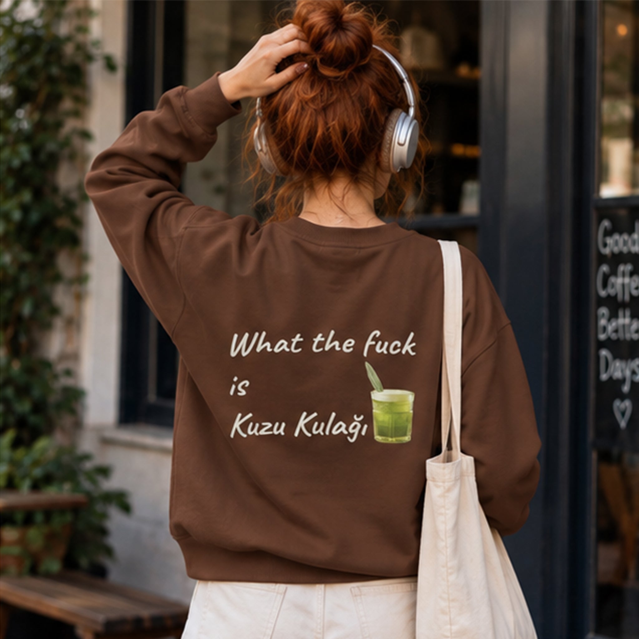 What The Fuck Is Kuzu Kulağı Oversize Sweatshirt – Kahverengi – model üzerinde arka görünüm