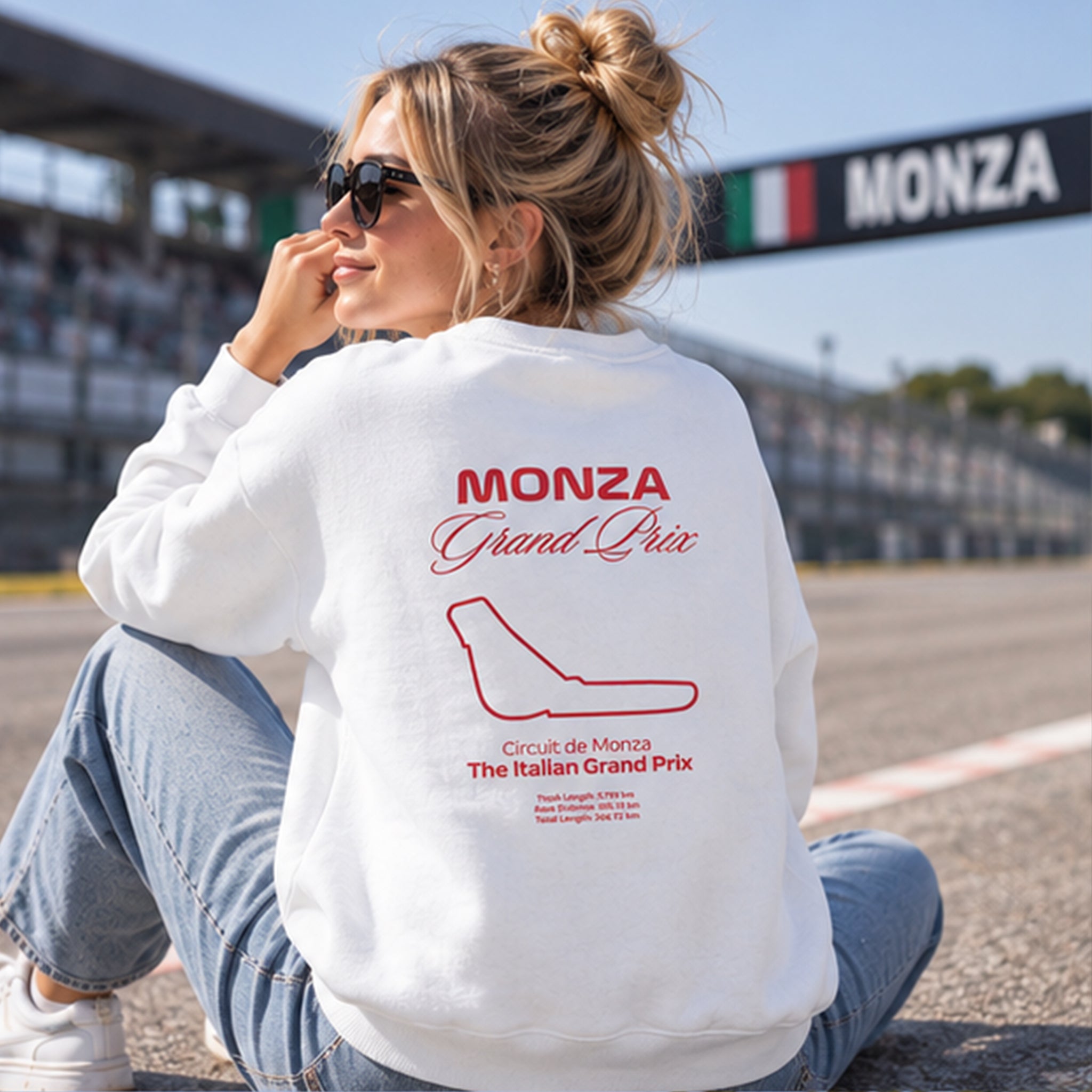 Monza Grand Prix Oversize Sweatshirt – Beyaz – model üzerinde arka görünüm