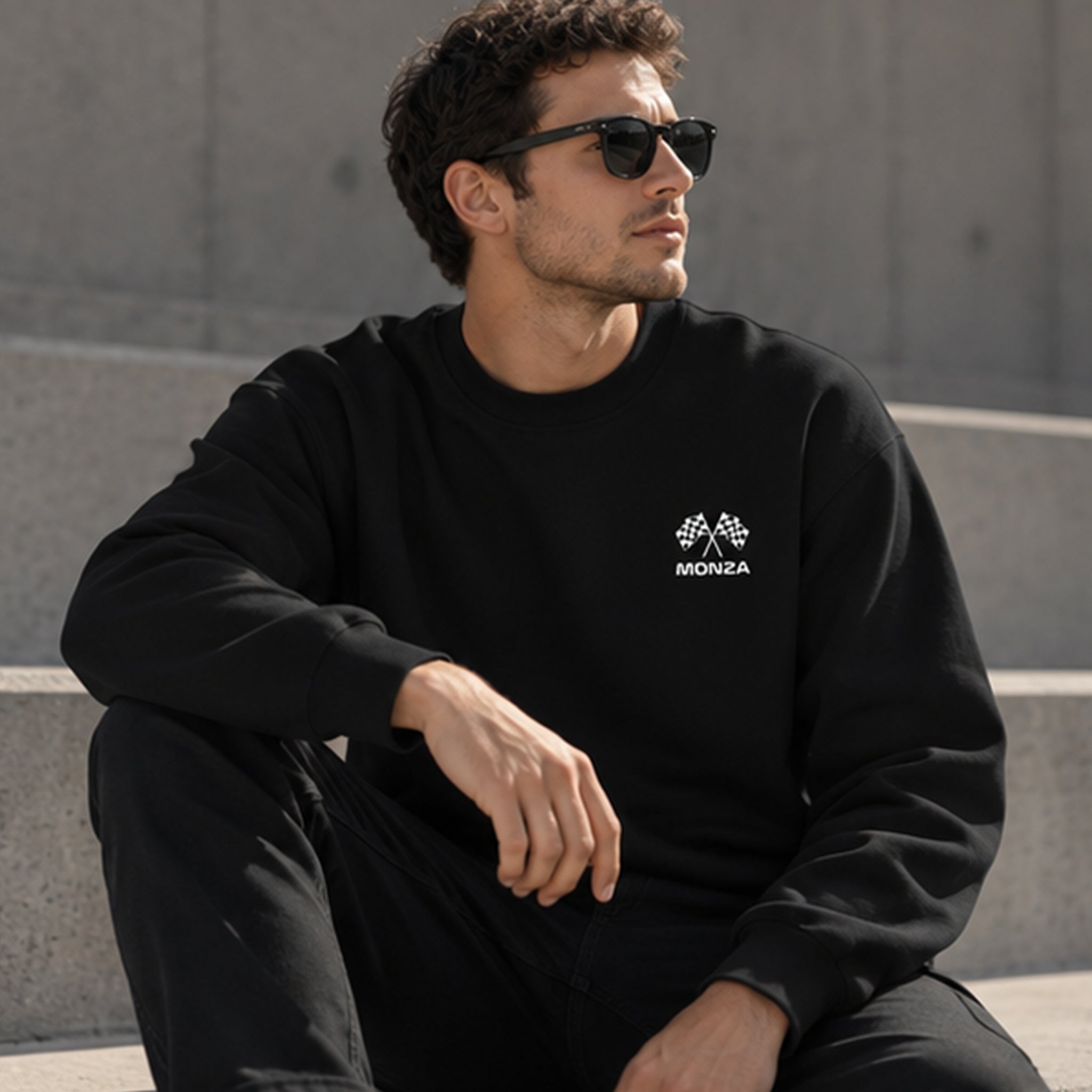 Monza Grand Prix Oversize Sweatshirt – Siyah – model üzerinde ön görünüm