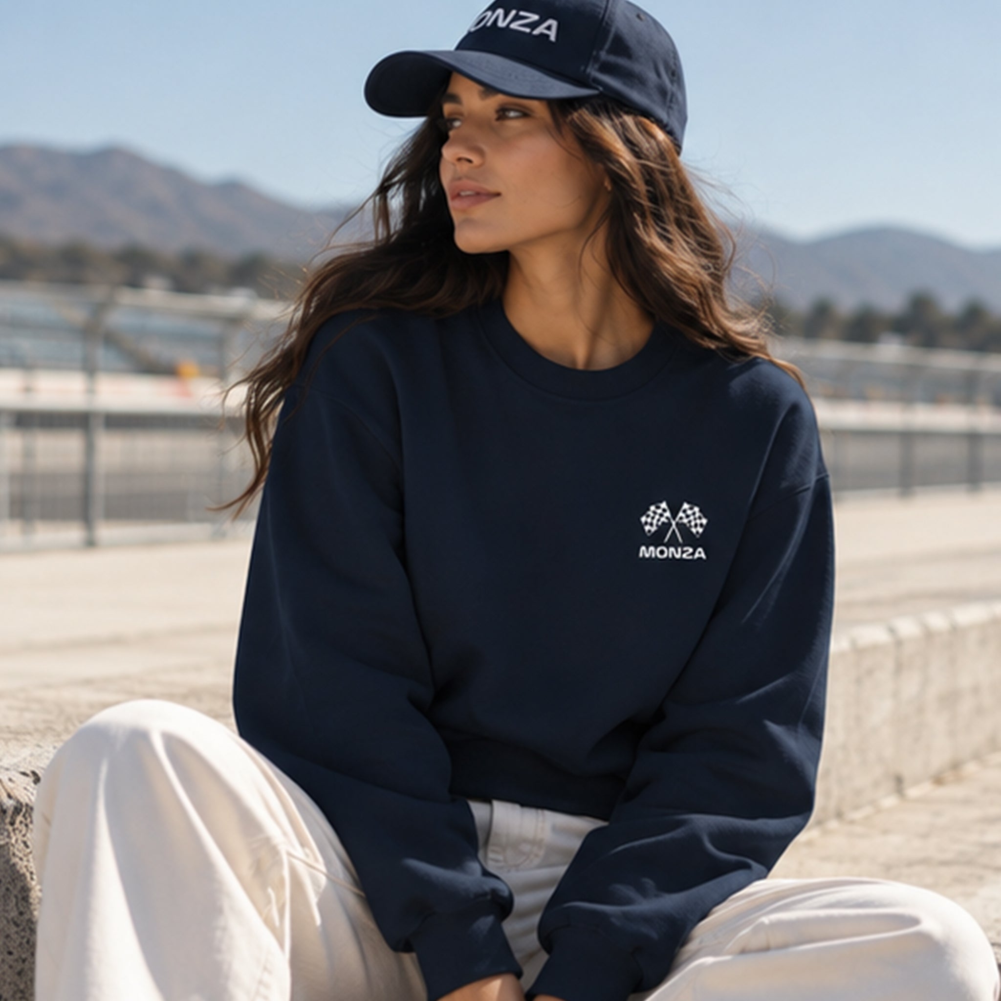 Monza Grand Prix Oversize Sweatshirt – Lacivert – model üzerinde ön görünüm