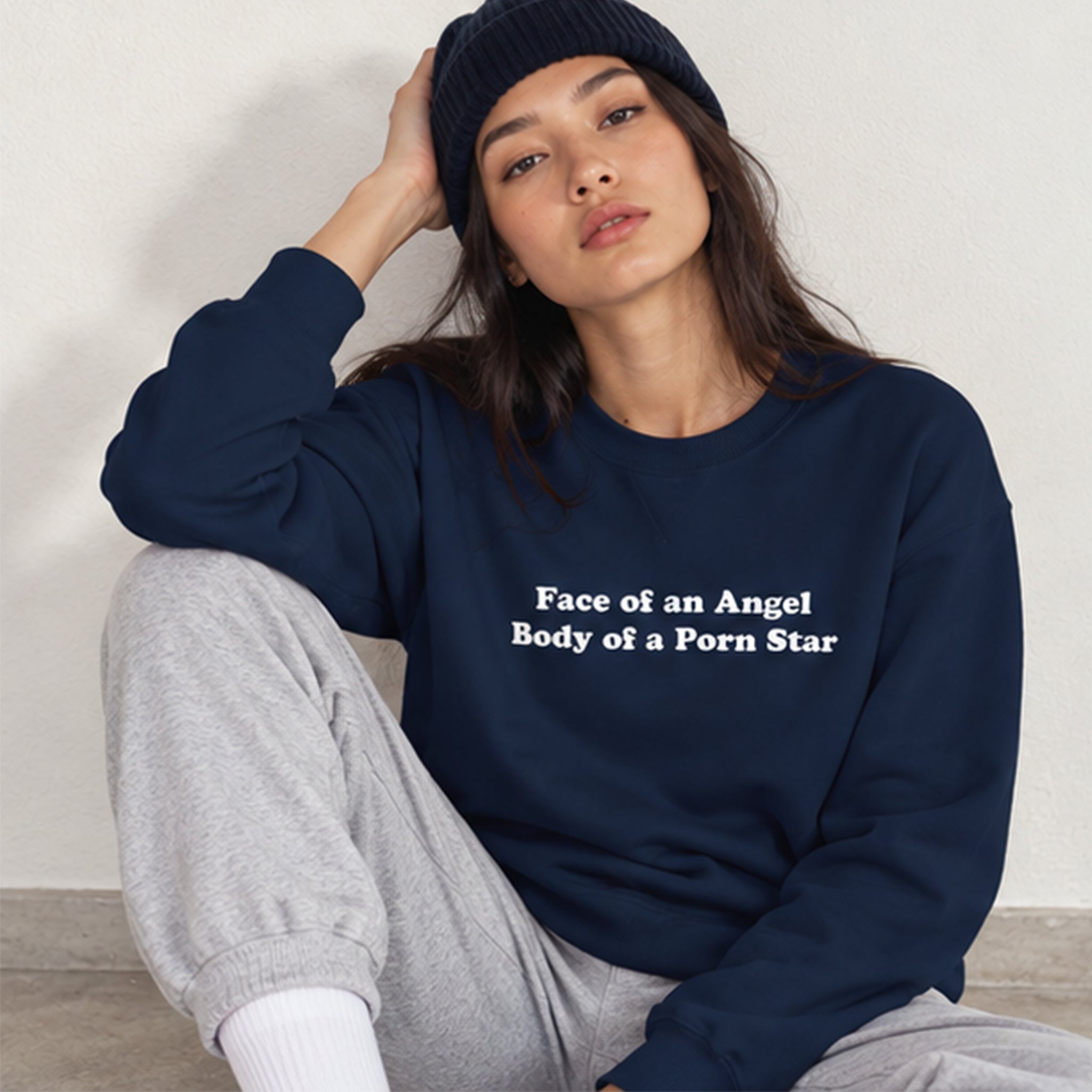 Face & Body Oversize Sweatshirt – Lacivert – model üzerinde ön görünüm