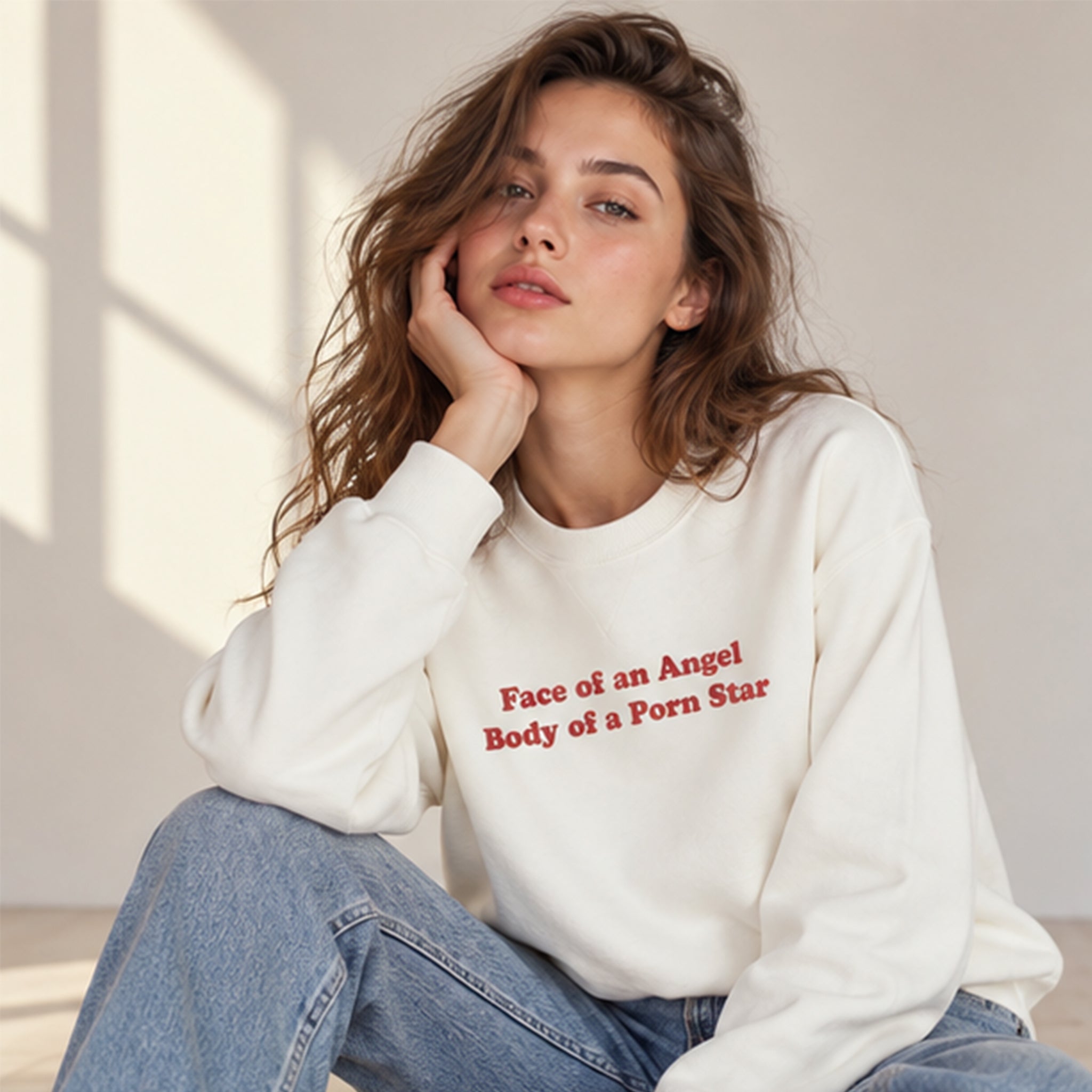 Face & Body Oversize Sweatshirt – Beyaz – model üzerinde ön görünüm