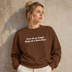 Face & Body Oversize Sweatshirt – Kahverengi – model üzerinde ön görünüm