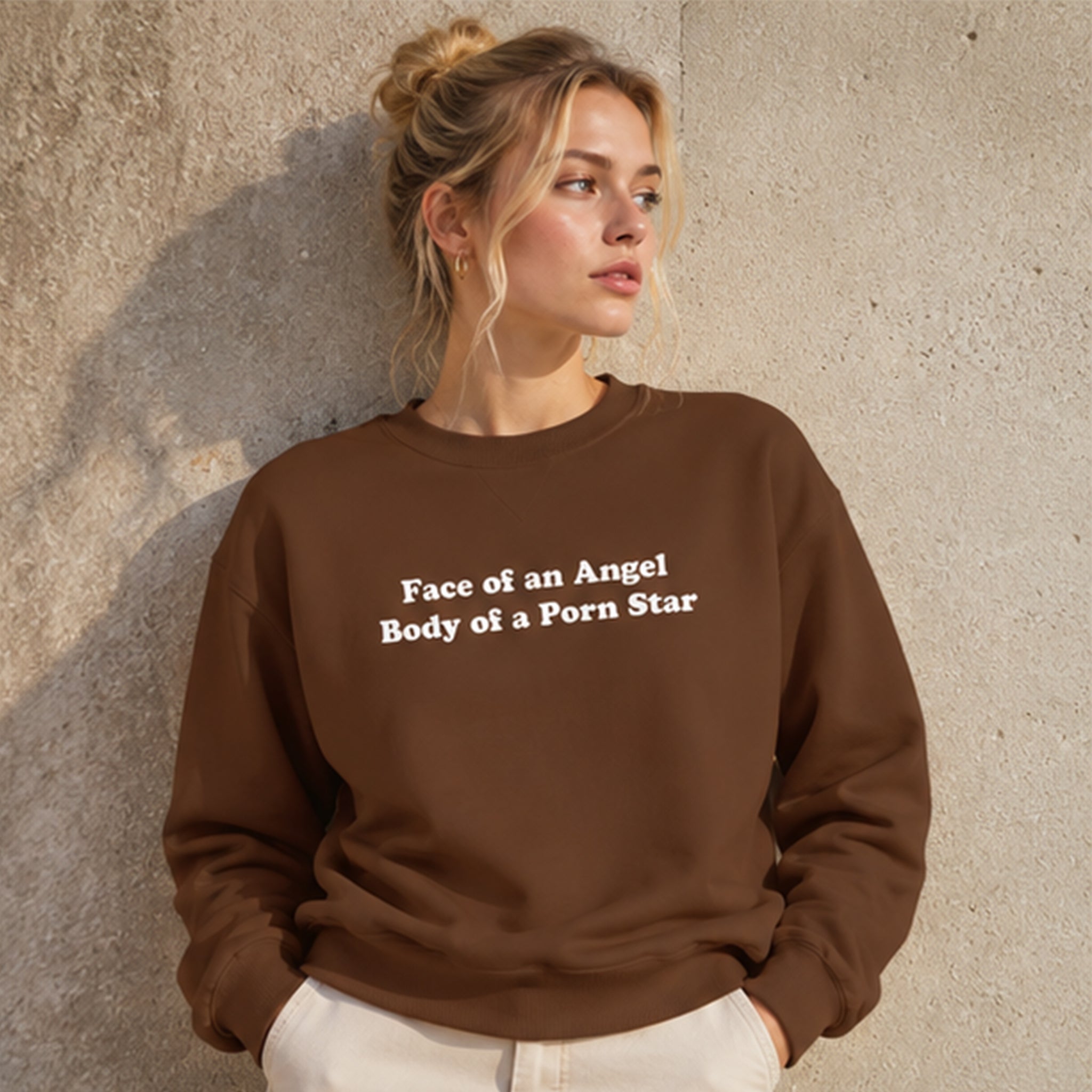 Face & Body Oversize Sweatshirt – Kahverengi – model üzerinde ön görünüm