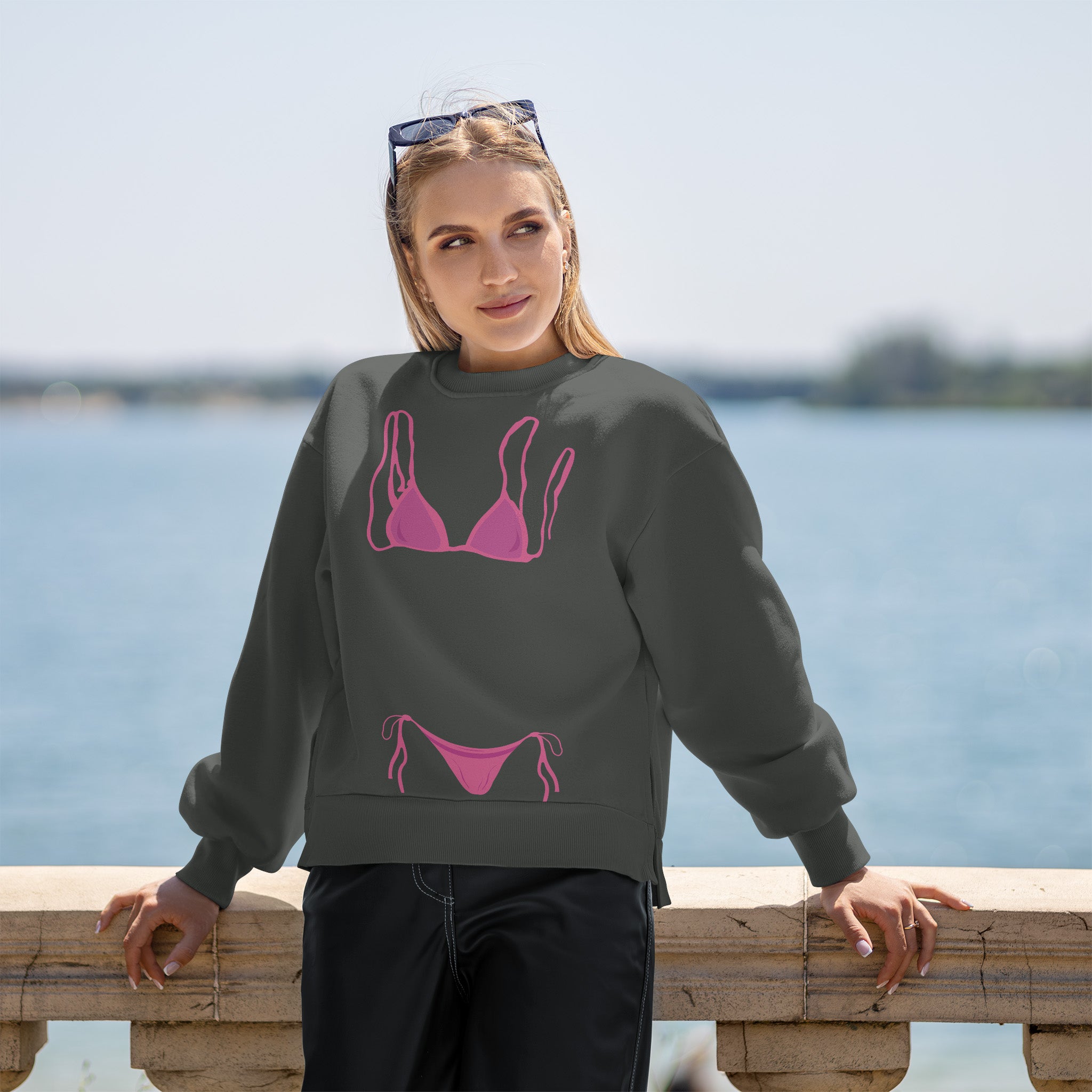 Pink Bikini Oversize Sweatshirt – Antrasit – model üzerinde ön görünüm