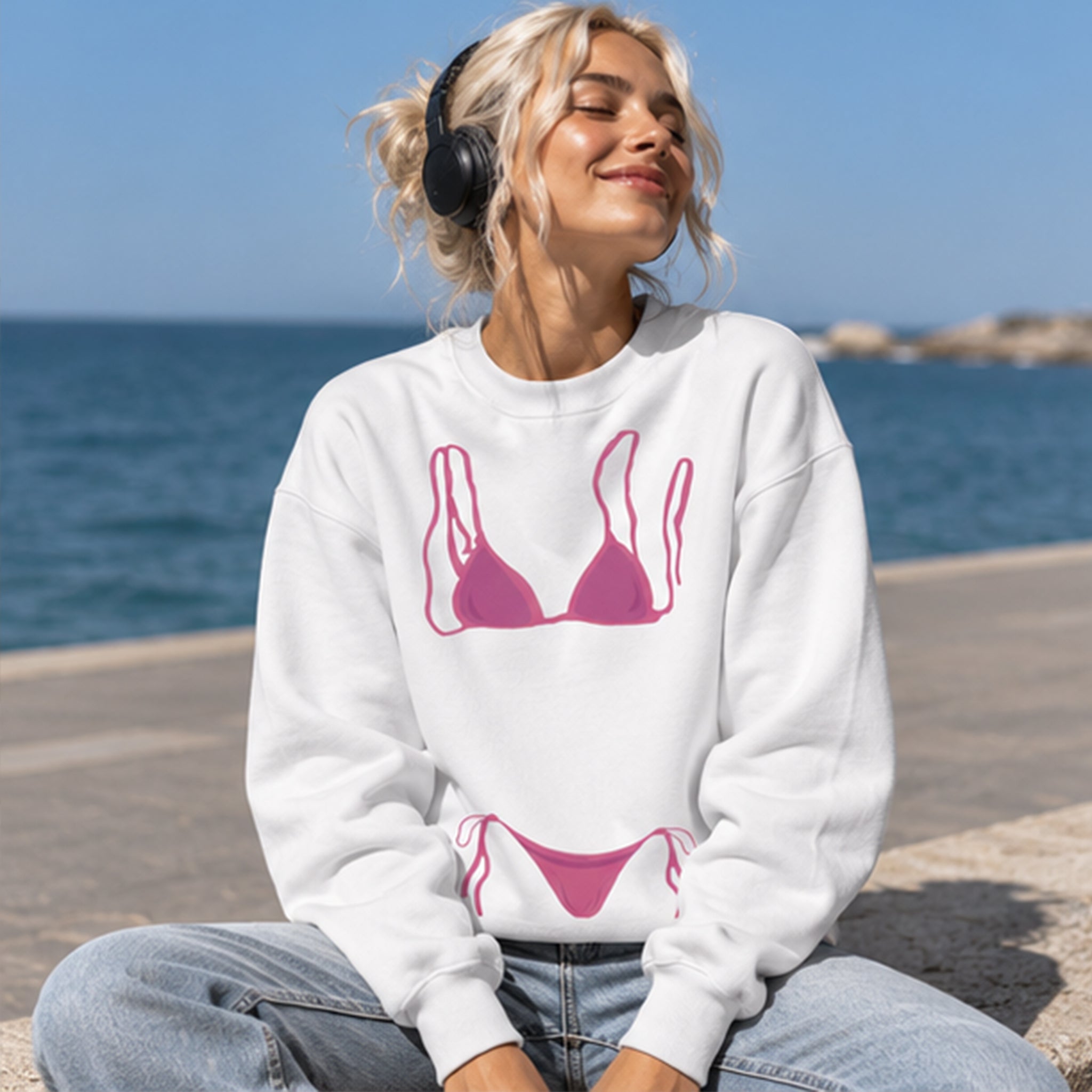 Pink Bikini Oversize Sweatshirt – Beyaz – model üzerinde ön görünüm