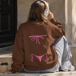 Pink Bikini Oversize Sweatshirt – Kahverengi – model üzerinde arka görünüm
