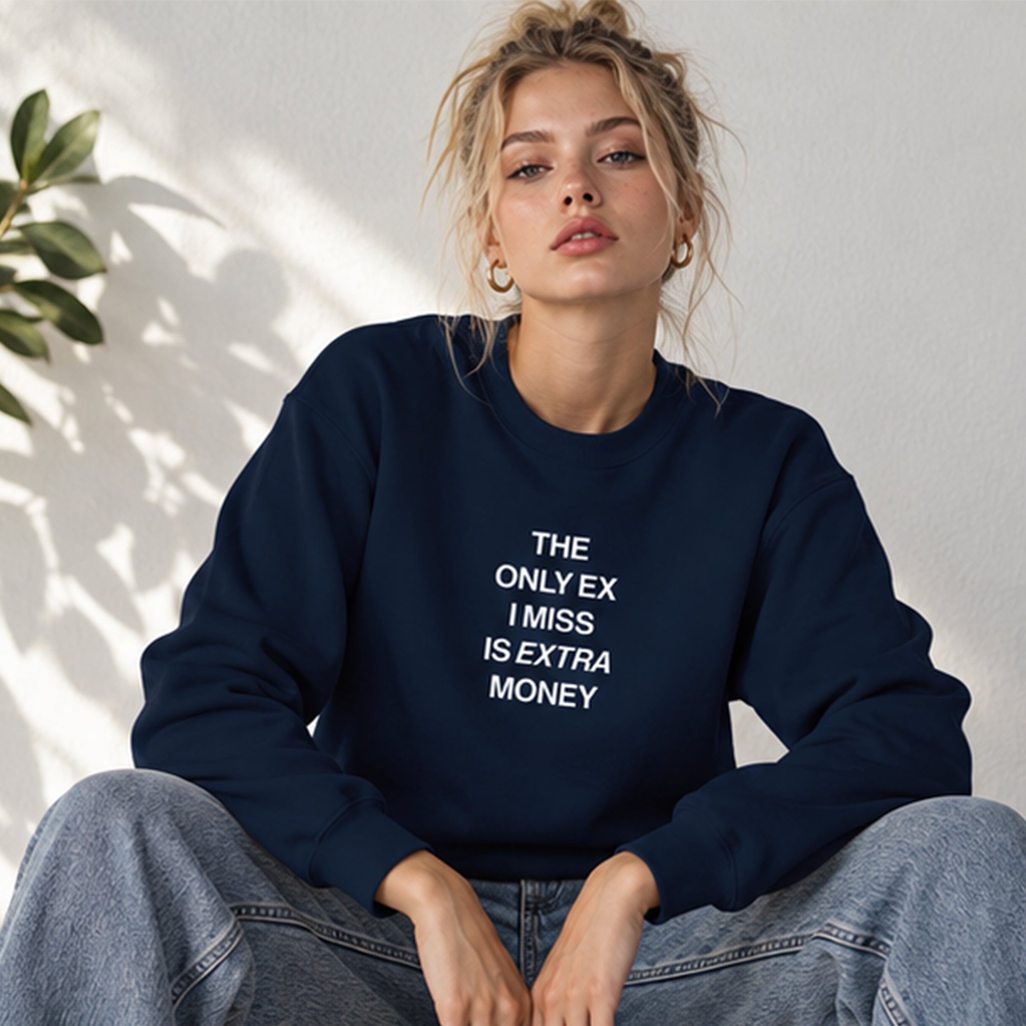 I Miss Is Extra Money Oversize Sweatshirt – Lacivert – model üzerinde ön görünüm