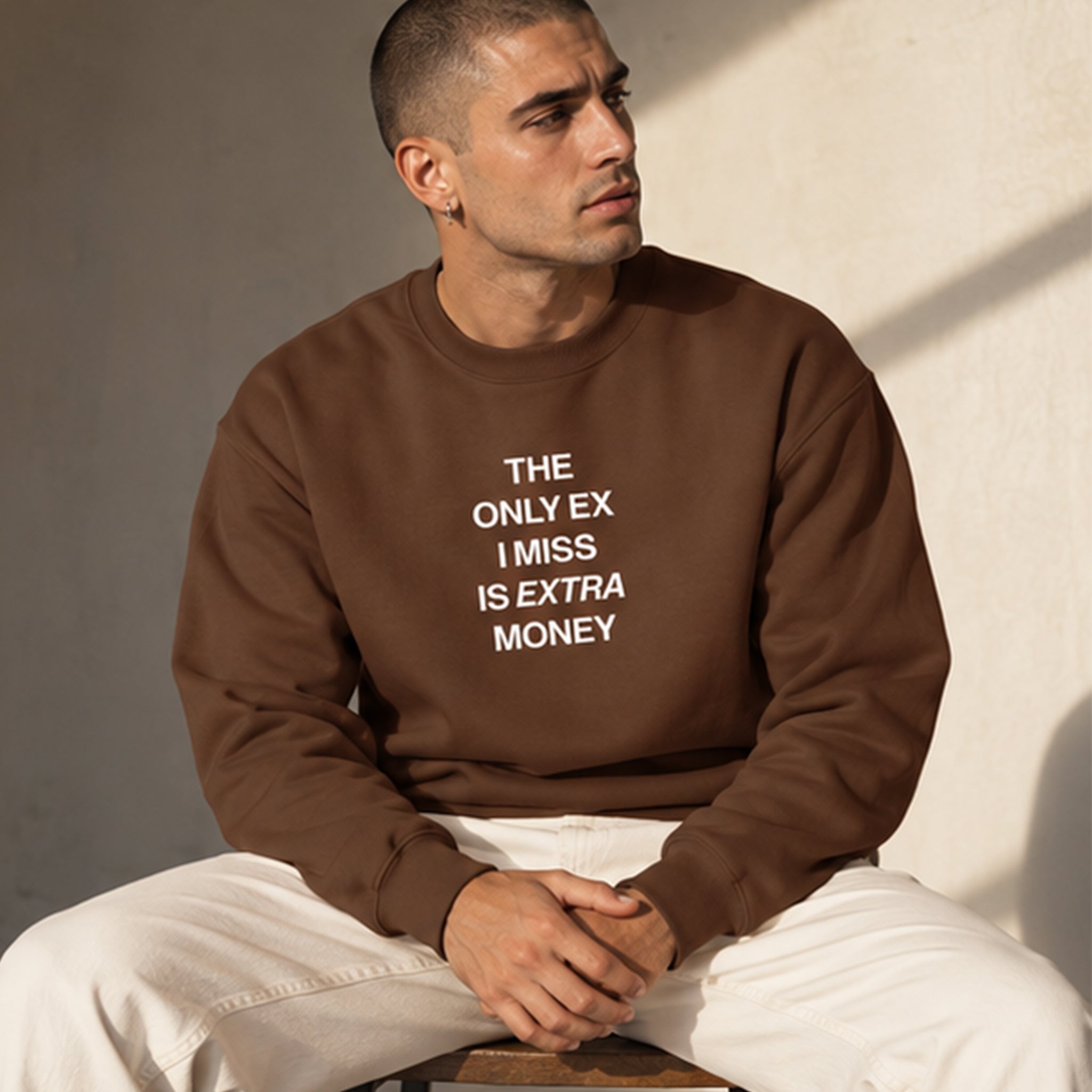 I Miss Is Extra Money Oversize Sweatshirt – Kahverengi – model üzerinde ön görünüm