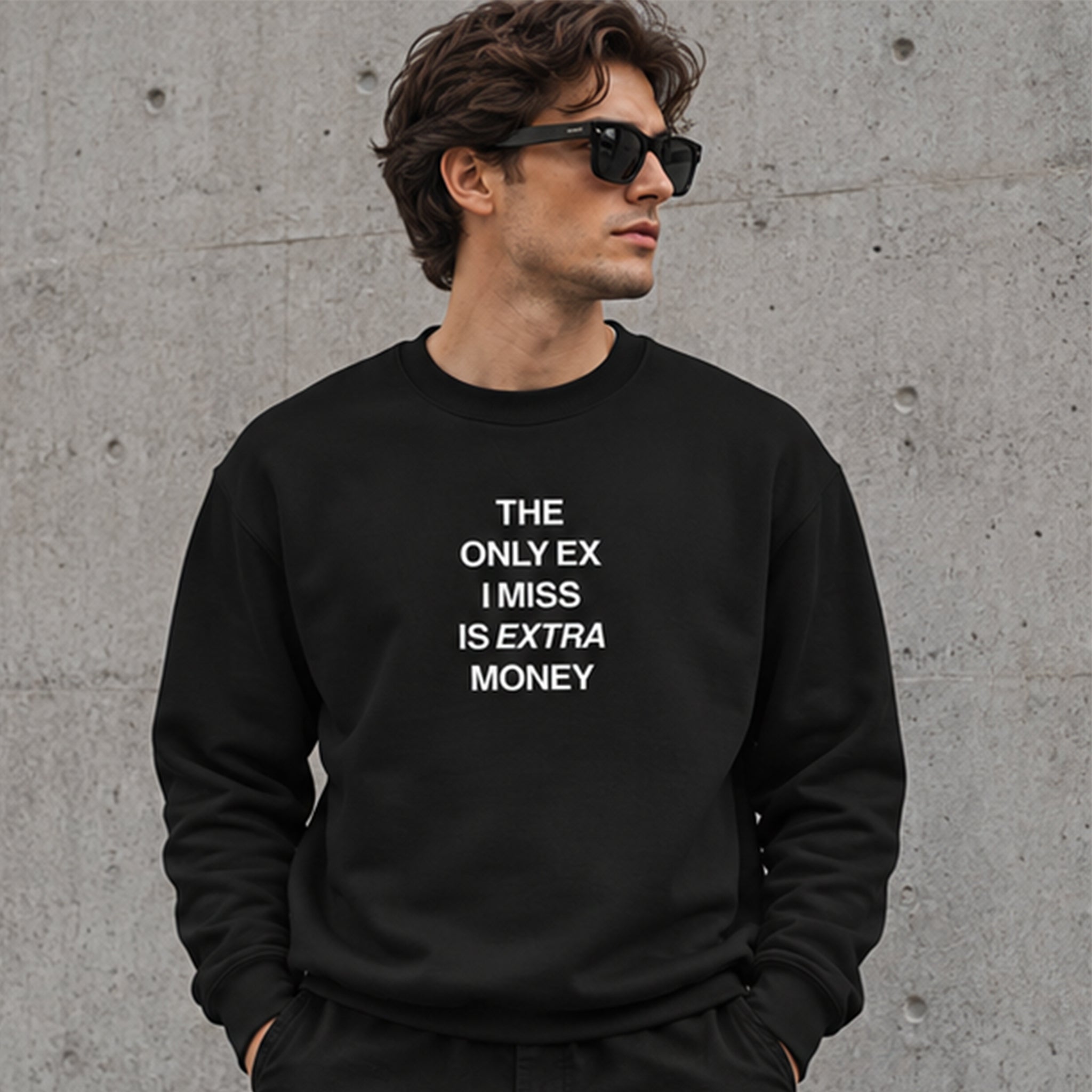 I Miss Is Extra Money Oversize Sweatshirt – Siyah – model üzerinde ön görünüm