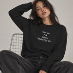 Before World War 3 Oversize Sweatshirt – Siyah – model üzerinde ön görünüm