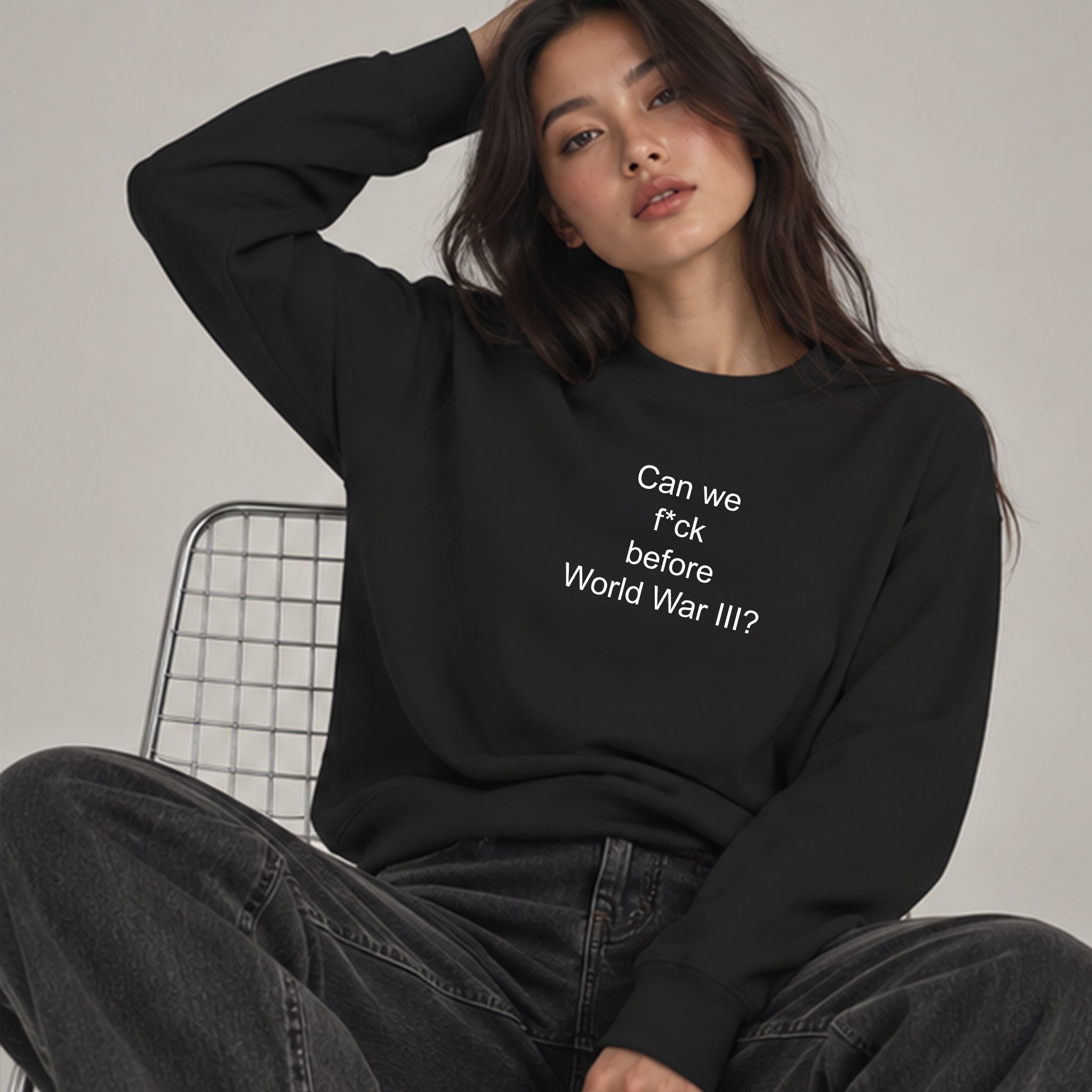 Before World War 3 Oversize Sweatshirt – Siyah – model üzerinde ön görünüm
